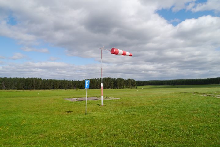 Außergewöhnlicher Flugzeughangar mit riesigem Grundstück im Herzen des Thüringer Waldes